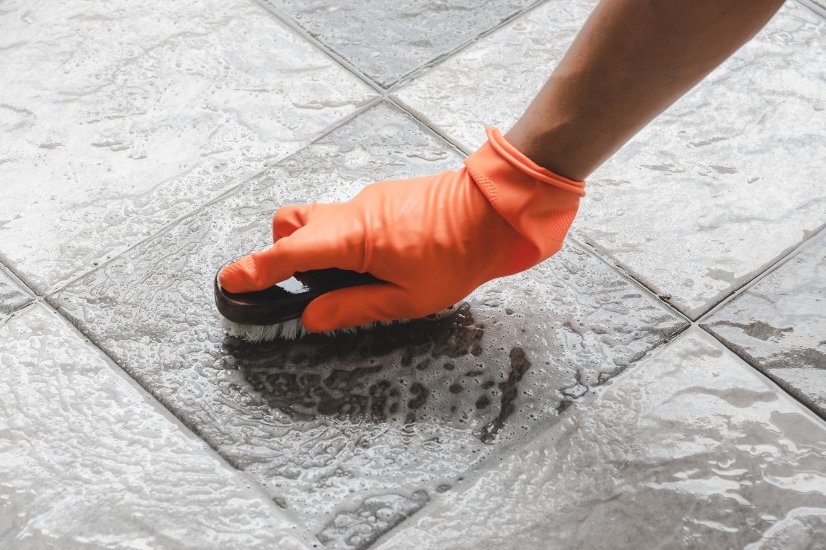 ¿Cómo limpiar suelos antideslizantes?